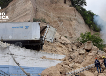 Socorristas continúan en la búsqueda de tercera bajo escombros por derrumbe en Honduras