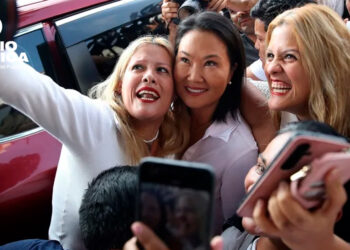Keiko Fujimori celebra ventaja electoral con simpatizantes mientras el conteo continúa