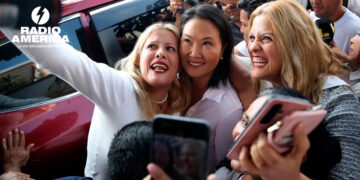 Keiko Fujimori celebra ventaja electoral con simpatizantes mientras el conteo continúa