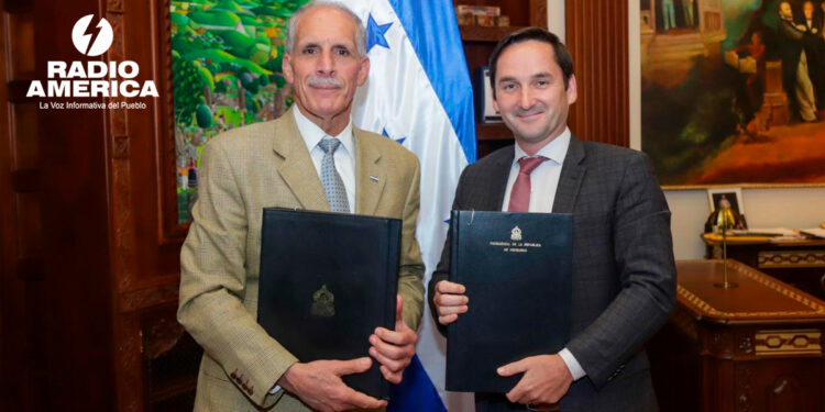 Presidente Asfura firma convenio para fortalecer atención oncológica y diagnóstico especializado en hospitales del país