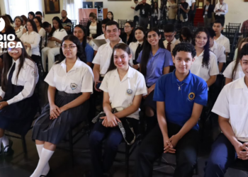 Reconocen a 18 estudiantes destacados de Honduras en el Día del Estudiante