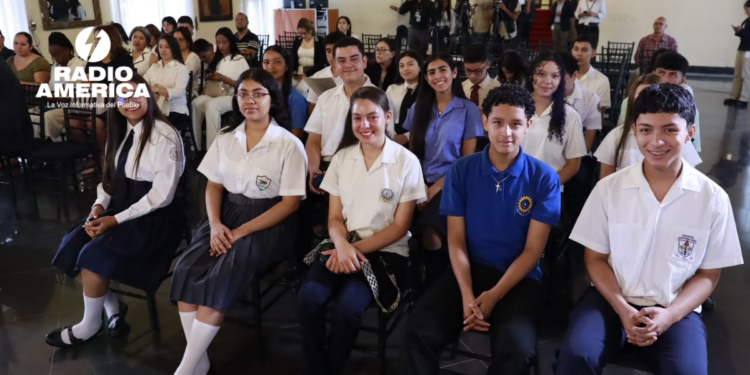 Reconocen a 18 estudiantes destacados de Honduras en el Día del Estudiante