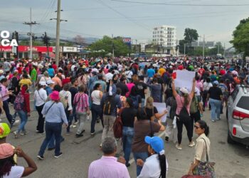 Maestros y médicos públicos protestan en Honduras por ajustes salariales y despidos