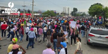 Maestros y médicos públicos protestan en Honduras por ajustes salariales y despidos