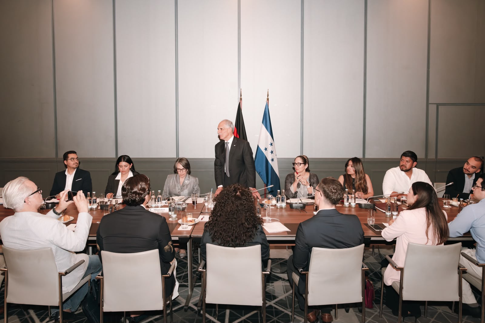El presidente Nasry Asfura reunido con la diáspora hondureña en Alemania