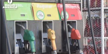 Por tercera semana consecutiva se mantienen las rebajas en los precios de los combustibles