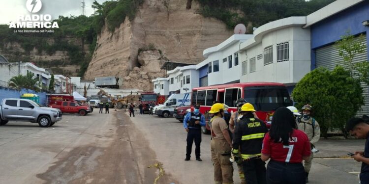 Proyecto que se derrumbó ayer se construyó antes de aplicar reglamento de reducción de riesgos, señala Julio Quiñónez