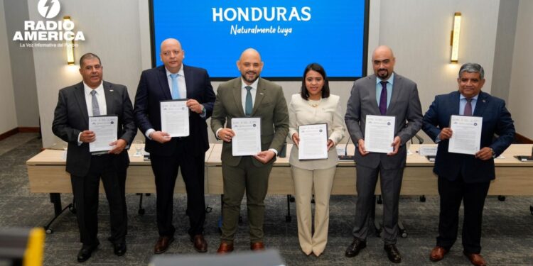 Honduras fortalece la conectividad aérea con nueva alianza interinstitucional
