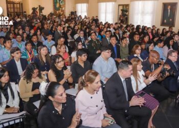 Gobierno de Honduras lanza programa de becas para beneficiar a más de ocho mil jóvenes hondureños