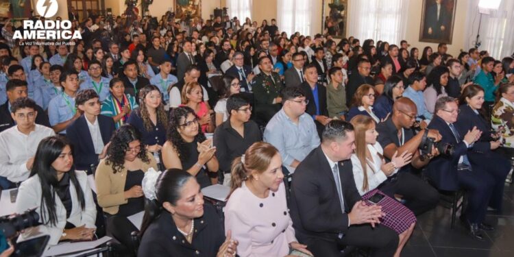 Gobierno de Honduras lanza programa de becas para beneficiar a más de ocho mil jóvenes hondureños