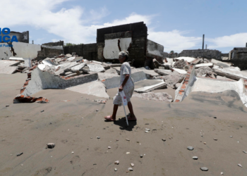 Cedeño, una aldea hondureña que se resiste a desaparecer pese a que el mar le roba terreno