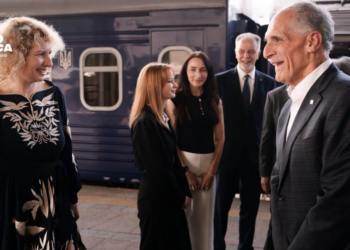 Asfura visita Ucrania y rinde con Zelenski homenaje a los defensores ucranianos caídos