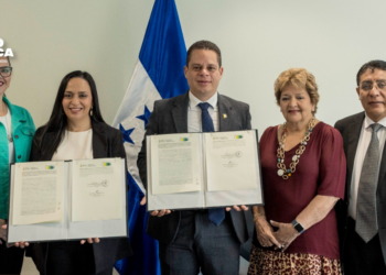 Secretaría de Desarrollo Social firma convenio por L45 millones para extensión de Becas de hondureños en Cuba