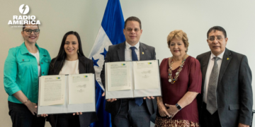 Secretaría de Desarrollo Social firma convenio por L45 millones para extensión de Becas de hondureños en Cuba