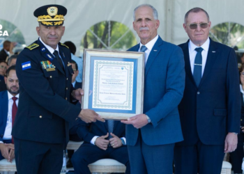Presidente Asfura reafirma respaldo total a la Policía Nacional en ceremonia de ascensos y reconocimientos de la institución