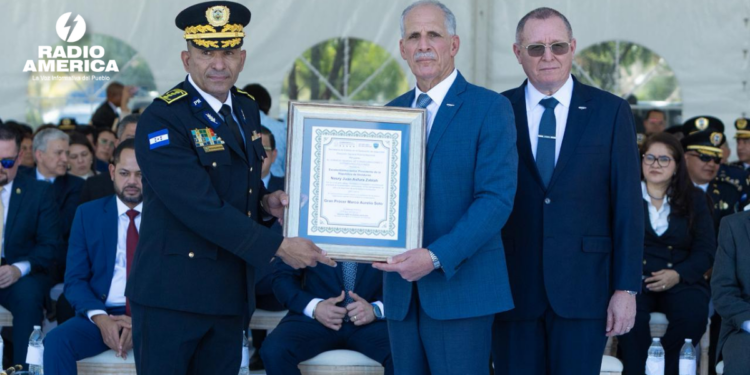 Presidente Asfura reafirma respaldo total a la Policía Nacional en ceremonia de ascensos y reconocimientos de la institución