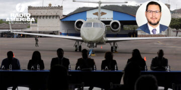 Dirigente de Libre dice que el gobierno vendió el avión presidencial a "precio de gallo muerto"
