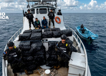 Marina de El Salvador intercepta lancha con 1,36 toneladas de cocaína