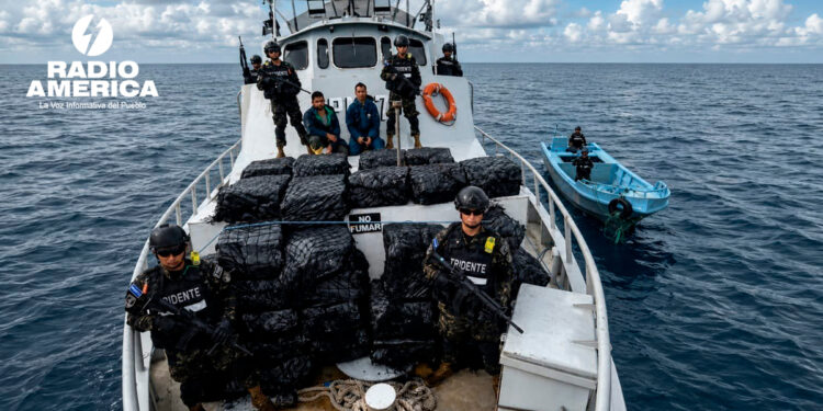 Marina de El Salvador intercepta lancha con 1,36 toneladas de cocaÃna