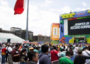El álbum del Mundial reúne a miles de aficionados en México en busca de un Récord Guinness