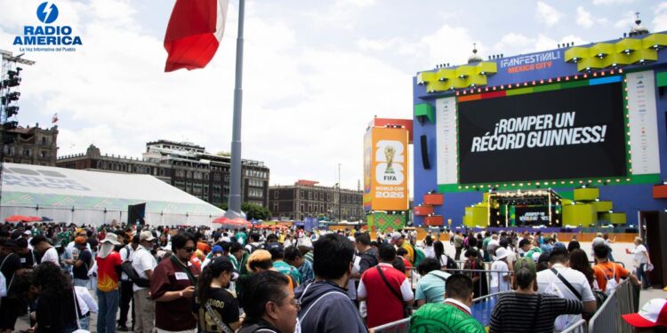 El álbum del Mundial reúne a miles de aficionados en México en busca de un Récord Guinness