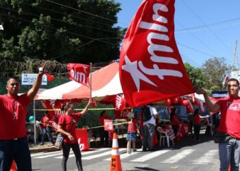 Un sindicalista salvadoreño busca la candidatura presidencial por la exguerrilla del FMLN
