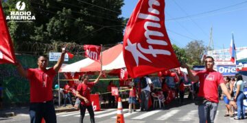 Un sindicalista salvadoreño busca la candidatura presidencial por la exguerrilla del FMLN
