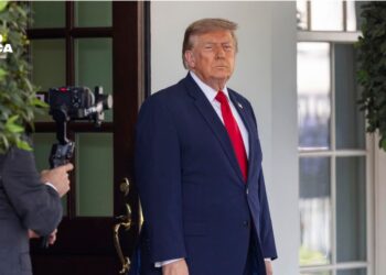 Trump da marcha atrás y no cobrará la tasa del 20 % a los buques que transiten por Ormuz