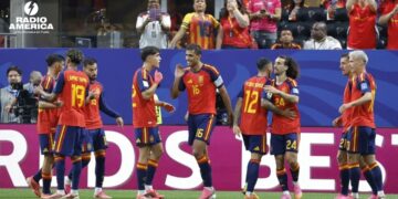 España se ejercita en gimnasio tras aplazarse entrenamiento sobre el césped por tormenta