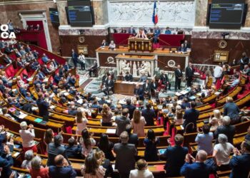 Francia, primer país de la UE en vetar las redes a menores y seguir a la pionera Australia