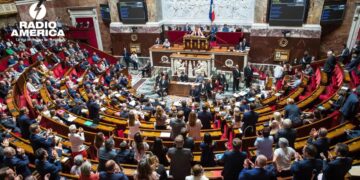 Francia, primer país de la UE en vetar las redes a menores y seguir a la pionera Australia