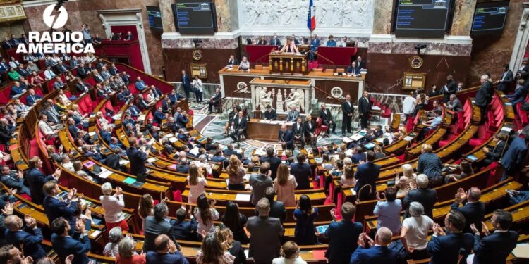Francia, primer país de la UE en vetar las redes a menores y seguir a la pionera Australia