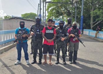 Policía Nacional entrega a autoridades de El Salvador a un miembro de la mara 18 en la frontera El Amatillo