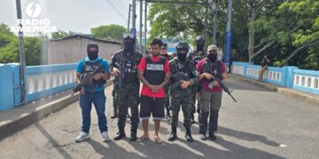 Policía Nacional entrega a autoridades de El Salvador a un miembro de la mara 18 en la frontera El Amatillo