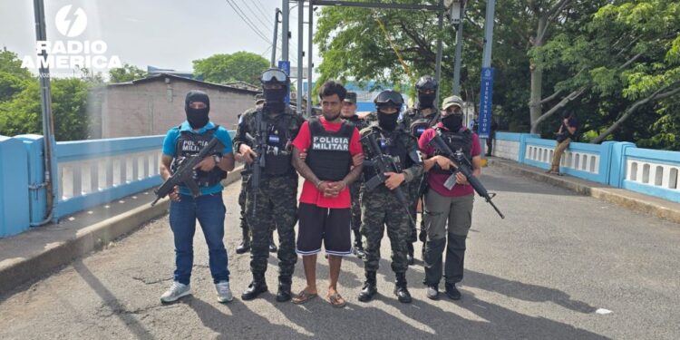 Policía Nacional entrega a autoridades de El Salvador a un miembro de la mara 18 en la frontera El Amatillo