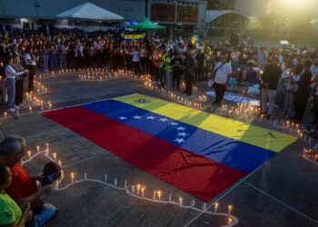 Venezuela intenta retomar la normalidad mientras avanza retirada de escombros en La Guaira