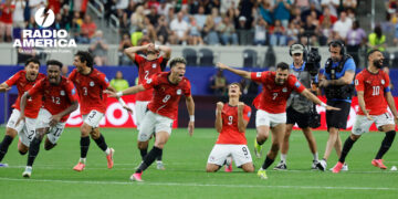1-1 (2-4). La tanda de penaltis envía a Egipto y a Salah a octavos de final