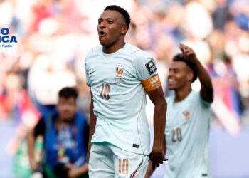Kylian Mpbappé sigue como sombra a Lionel Messi