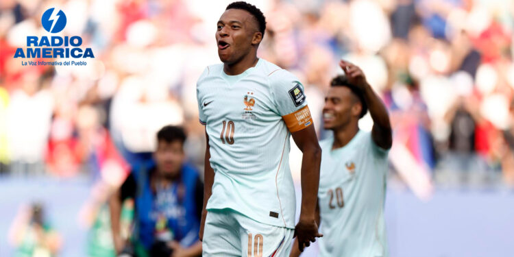 Kylian Mpbappé sigue como sombra a Lionel Messi