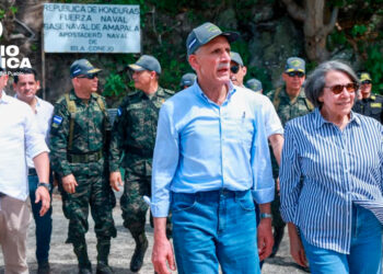 Presidente Asfura conmemora el 57 aniversario del cese de hostilidades de 1969 con la izada de la Bandera Nacional en la Isla Conejo