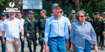 Presidente Asfura conmemora el 57 aniversario del cese de hostilidades de 1969 con la izada de la Bandera Nacional en la Isla Conejo
