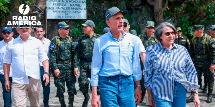 Presidente Asfura conmemora el 57 aniversario del cese de hostilidades de 1969 con la izada de la Bandera Nacional en la Isla Conejo