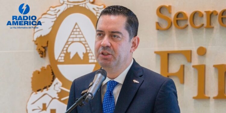 Reducción del aumento a la tarifa eléctrica implica "esfuerzo fiscal" para el Estado, asegura ministro de finanzas