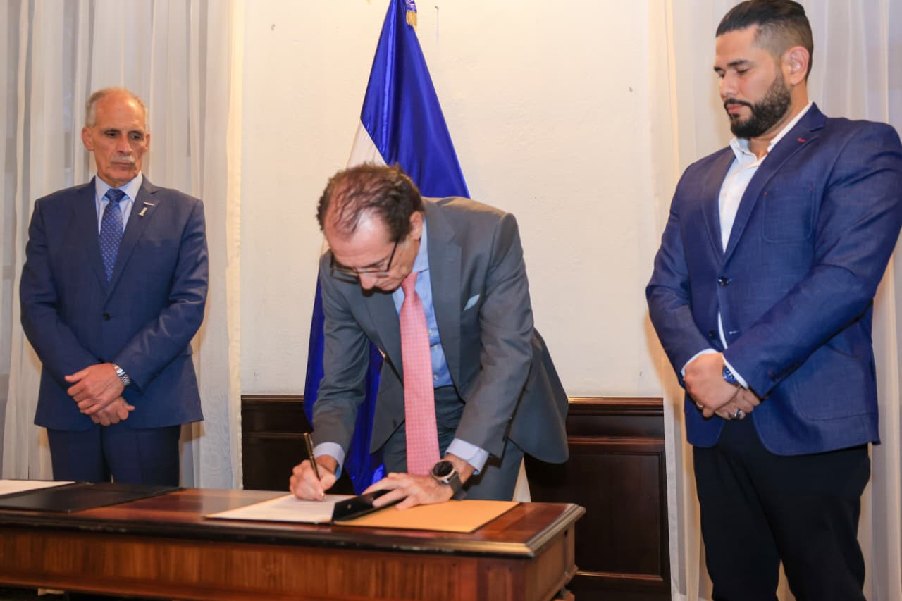 El representante de la empresa española Dominion Jaime Valderrama firma convenio