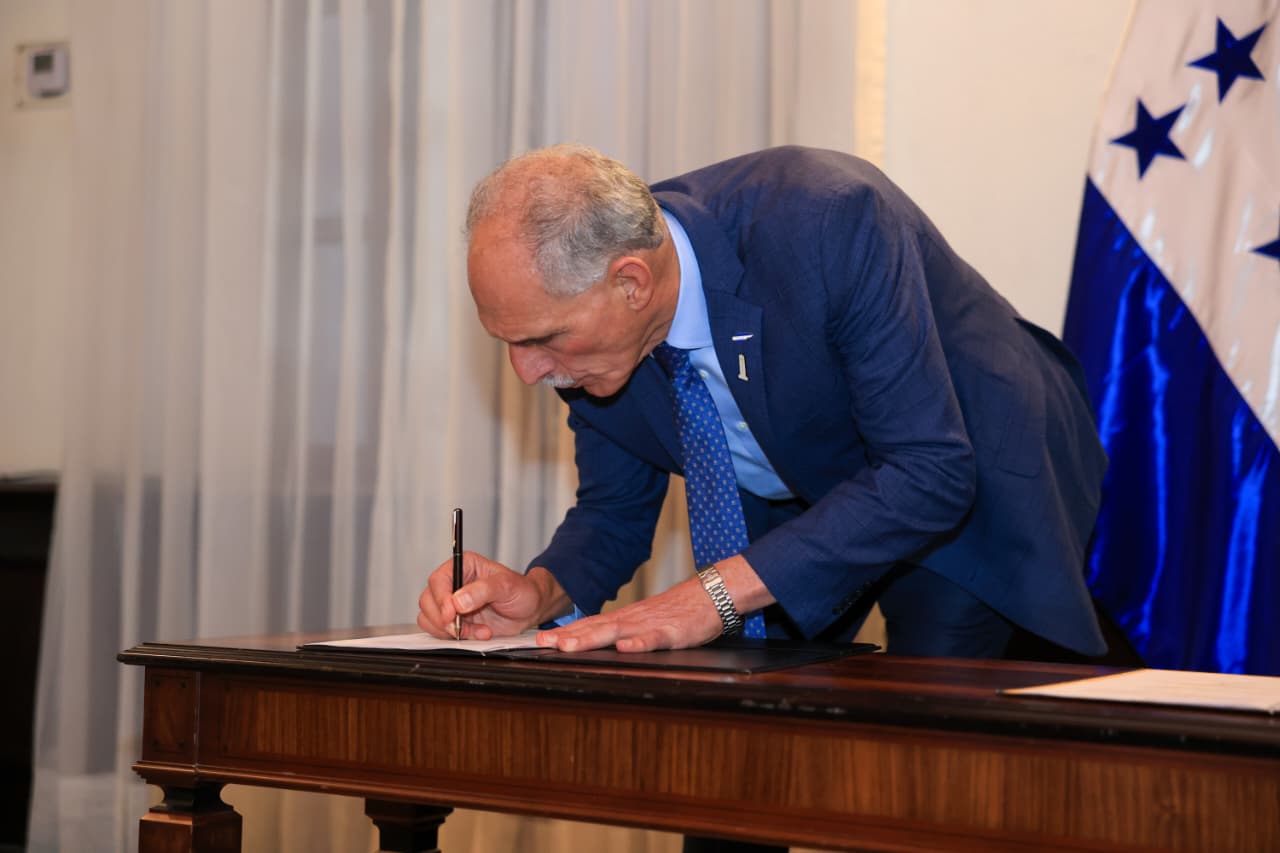 El presidente Nasry Asfura firma convenio de colaboración para construir el nuevo Hospital de Puerto Cortés.