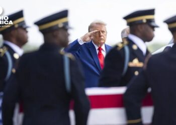 Donald Trump recibe con honores los restos de los cuatro militares muertos en Jordania e Irak