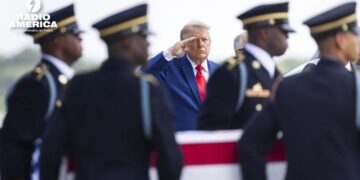 Donald Trump recibe con honores los restos de los cuatro militares muertos en Jordania e Irak