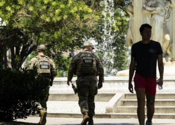 Estadounidenses desafían el calor extremo para celebrar los 250 años de su Independencia