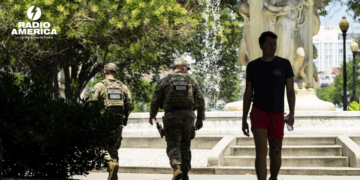 Estadounidenses desafían el calor extremo para celebrar los 250 años de su Independencia