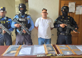 Agentes fronterizos arrestan presunto distribuidor de droga y le decomisan armas de fuego en Colón
